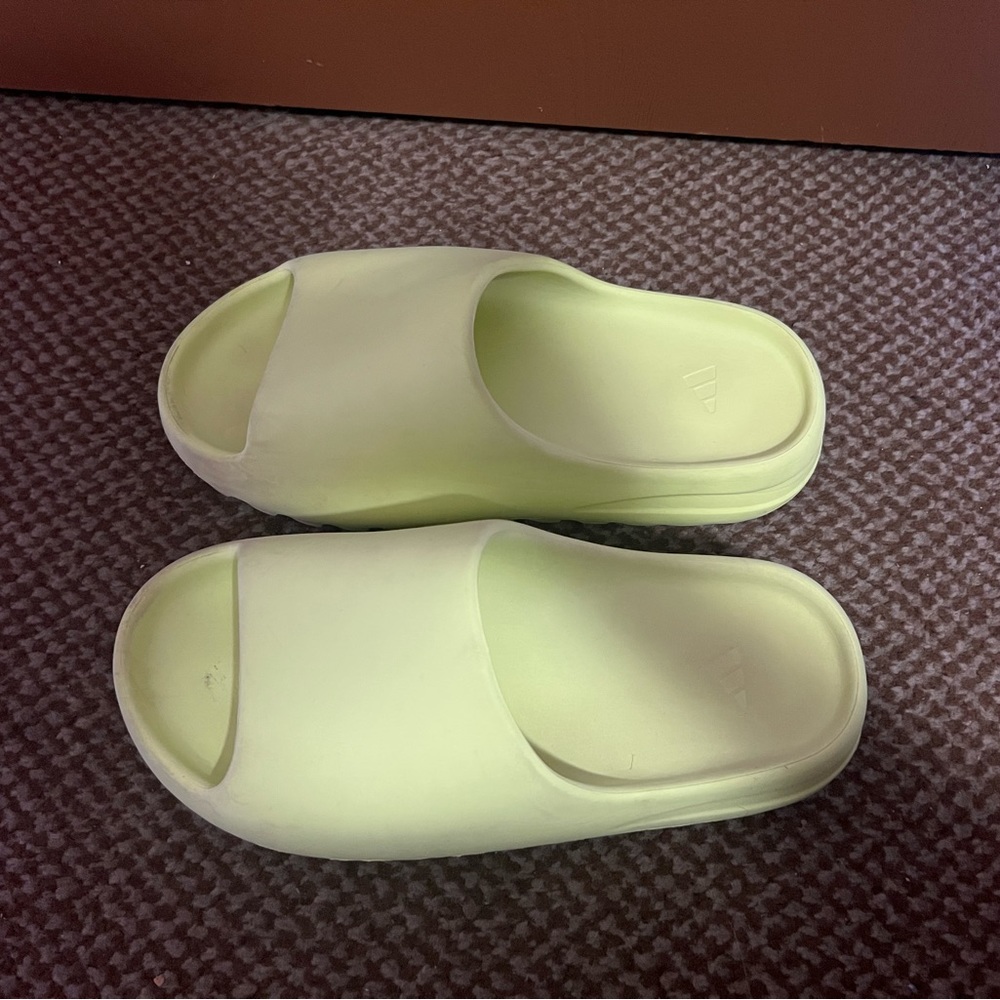 Yeezy slide Glow Green